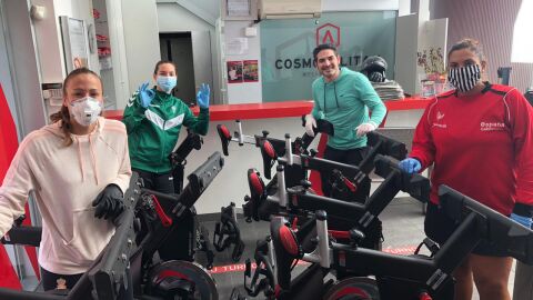 Ivet Musons, Ana Mart&iacute;nez, V&iacute;ctor Soria y Susi S&aacute;nchez, en la entrega de material deportivo en Cosmopolitan Wellness Club de Elche.