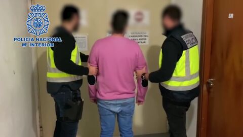 Momento de la detenci&oacute;n de uno de los traficantes.