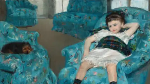 Niñita en un salón azul. Niñita en un salón azul.