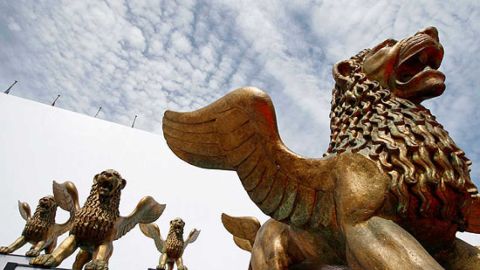 Varios leones dorados en el recinto de la Mostra de Venecia
