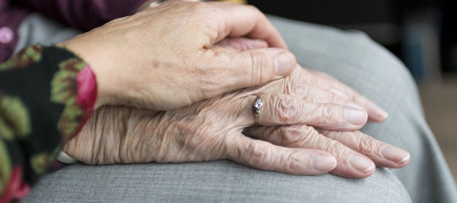 Manos de una anciana Manos de una anciana