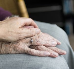 Manos de una anciana Manos de una anciana