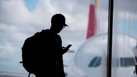 Un hombre en un aeropuerto