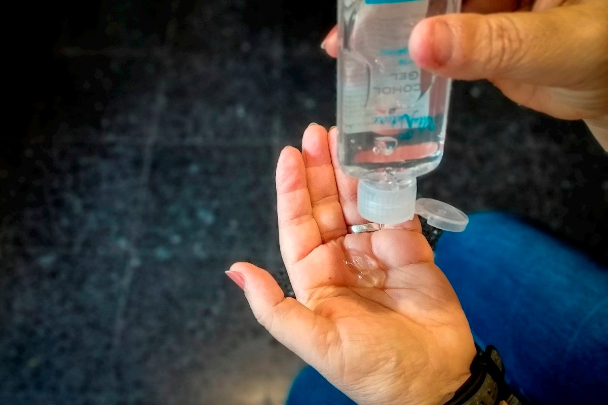 Dos detenidos por vender falso gel hidroalcohólico que mezclaban con aguardiente Dos detenidos por vender falso gel hidroalcohólico que mezclaban con aguardiente
