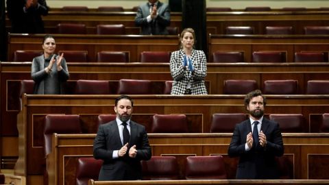 Diputados de Vox durante el aplauso sanitario en el pleno del Congreso