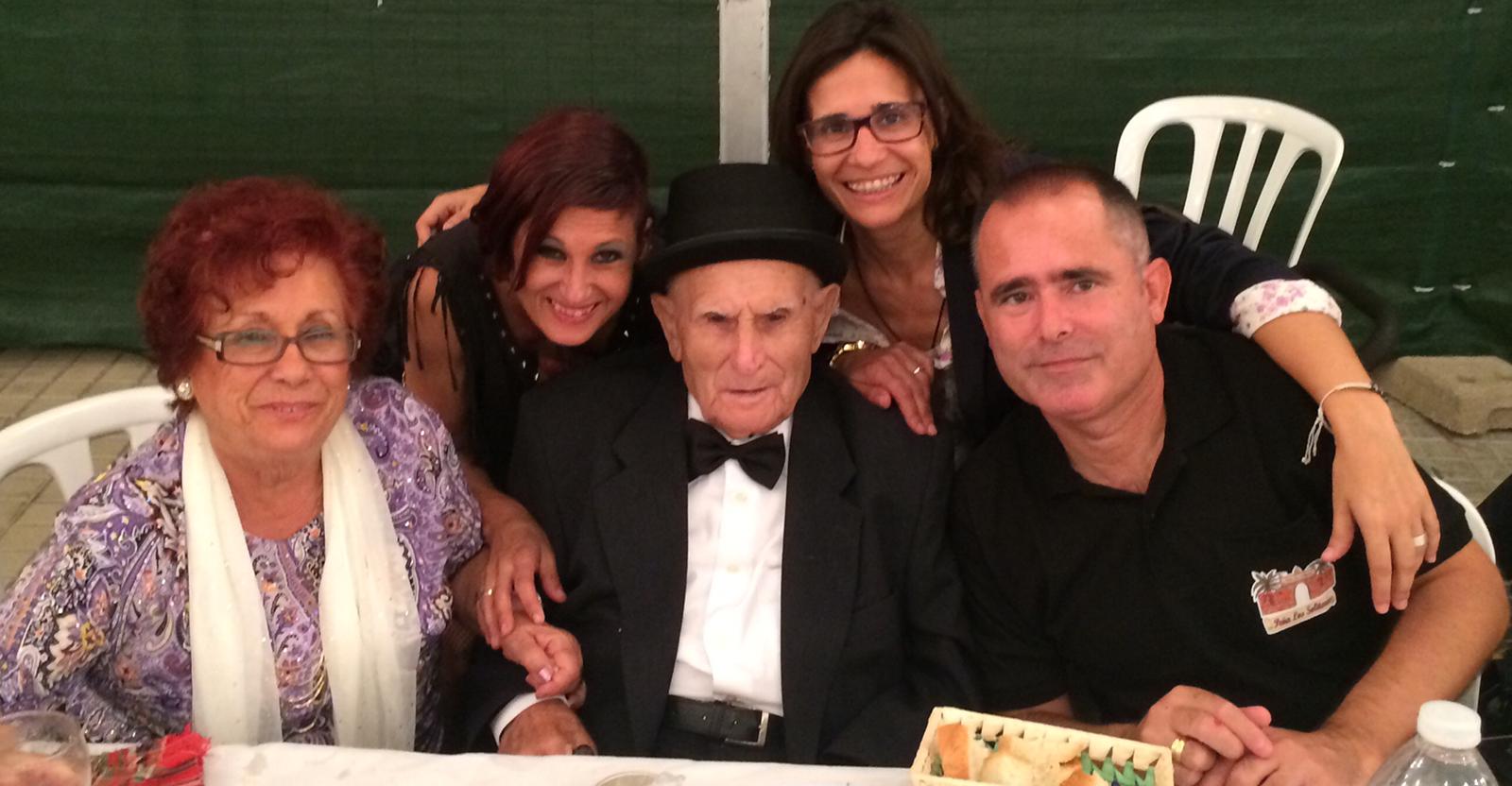 El Tío Paco cumple 106 años y recibe el homenaje de voluntarios, DYA, Policía Local y vecinos de El Altet El Tío Paco cumple 106 años y recibe el homenaje de voluntarios, DYA, Policía Local y vecinos de El Altet