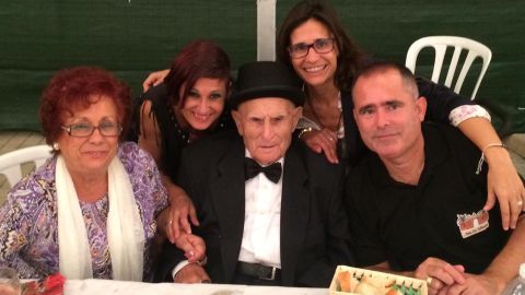 Francisco Gadea 'El T&iacute;o Paco', con su hija y sus nietos.