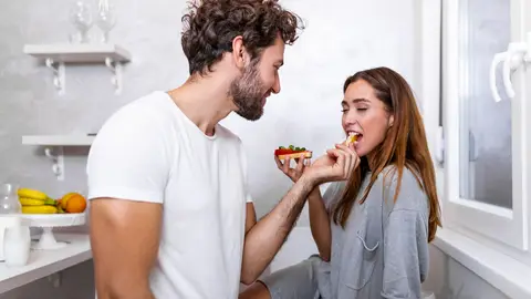 Pareja en casa Pareja en casa