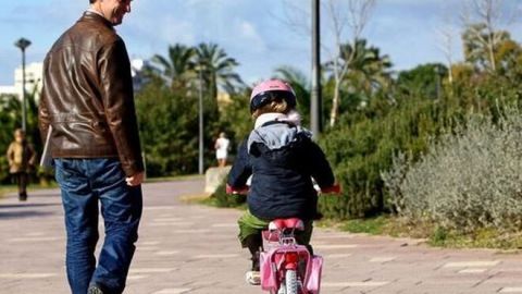 Una ni&ntilde;a junto a su padre