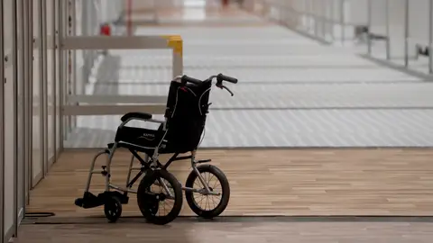 Una silla de ruedas vacía en uno de los pabellones de Ifema coronavirus