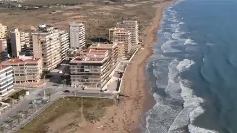 Vista aérea de Arenales del Sol captada por el dron de la Policía Local de Elche. Vista aérea de Arenales del Sol captada por el dron de la Policía Local de Elche.