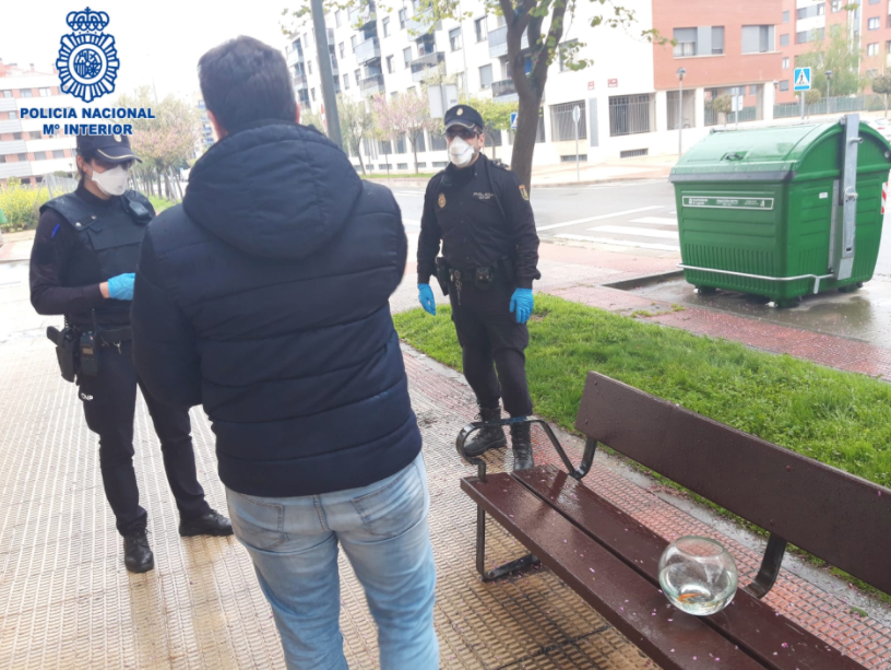 La Policía sanciona a un hombre que salió a "pasear" a sus peces en Logroño La Policía sanciona a un hombre que salió a "pasear" a sus peces en Logroño