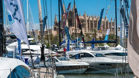 Algunos barcos en el Paseo Marítimo de Palma, frente a la Catedral. Algunos barcos en el Paseo Marítimo de Palma, frente a la Catedral.
