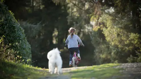 Una niña montando en bicicleta Salida niños
