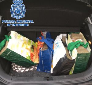 Los agentes hallaron la droga en el maletero. Los agentes hallaron la droga en el maletero.