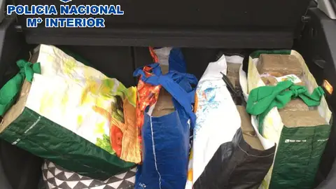 Los agentes hallaron la droga en el maletero. Habían percibido un fuerte olor.