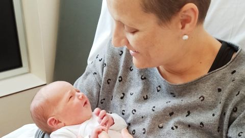 La periodista aspense Olga Avell&aacute;n, en tratamiento por c&aacute;ncer de mama, da a luz a su hija Andrea en medio de la pandemia.