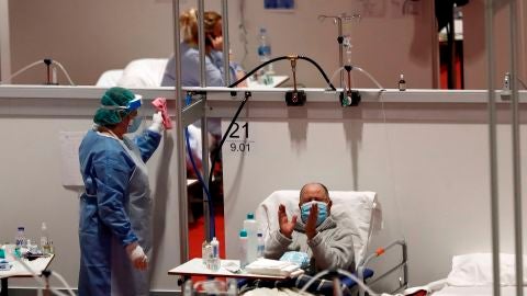 Un paciente del hospital provisional de Ifema aplaude la lectura del Quijote