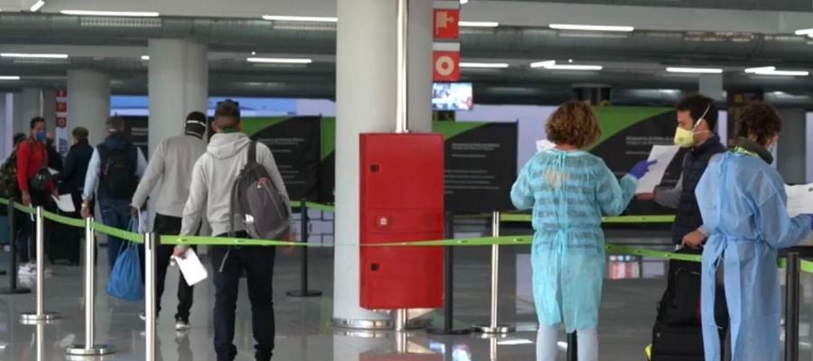 Algunos viajeros pasando el control de seguridad del Aeropuerto de Palma, con medidas especiales por el coronavirus. Algunos viajeros pasando el control de seguridad del Aeropuerto de Palma, con medidas especiales por el coronavirus.