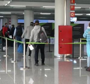 Algunos viajeros pasando el control de seguridad del Aeropuerto de Palma, con medidas especiales por el coronavirus. Algunos viajeros pasando el control de seguridad del Aeropuerto de Palma, con medidas especiales por el coronavirus.
