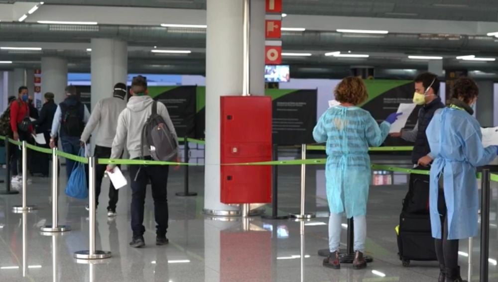 Algunos viajeros pasando el control de seguridad del Aeropuerto de Palma, con medidas especiales por el coronavirus. 