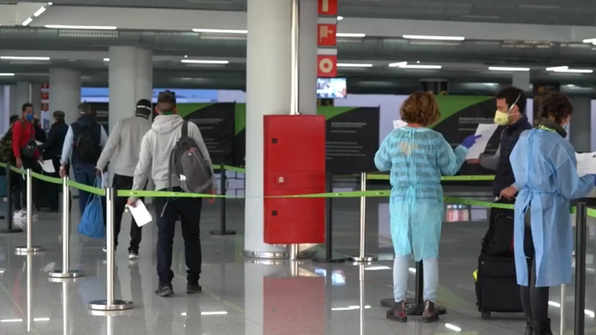 Algunos viajeros pasando el control de seguridad del Aeropuerto de Palma, con medidas especiales por el coronavirus. 