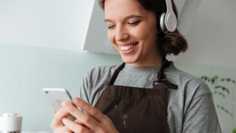 Retrato de una joven escuchando m&uacute;sica con auriculares