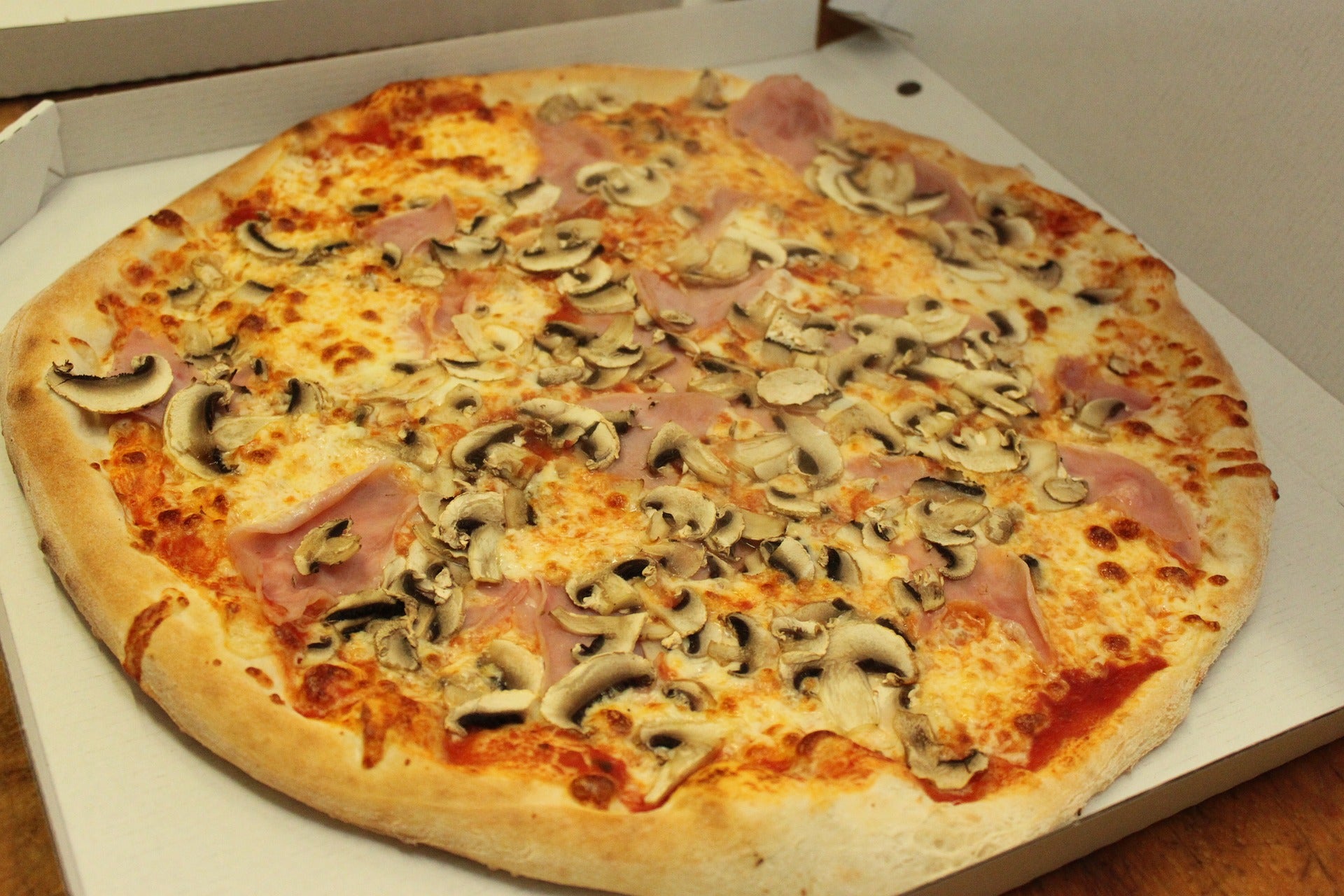 Un joven regala pizzas desde la ventana a los más necesitados Un joven regala pizzas desde la ventana a los más necesitados