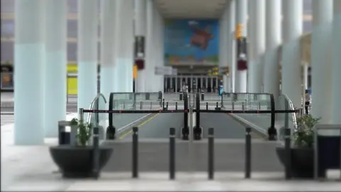 El acceso al Aeropuerto de Son Sant Joan, en Palma, completamente vacío consecuencia del Estado de alarma. El acceso al Aeropuerto de Son Sant Joan, en Palma, completamente vacío consecuencia del Estado de alarma.