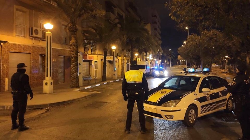 La Policía Local de Elche impide una fiesta con 300 personas en un bar durante la Nit de la Roà La Policía Local de Elche impide una fiesta con 300 personas en un bar durante la Nit de la Roà