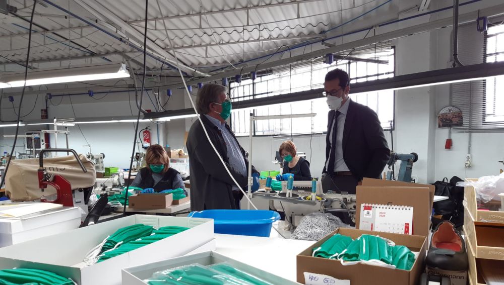 Talleres y empresas locales están fabricando mascarillas caseras para los menores de Elda.