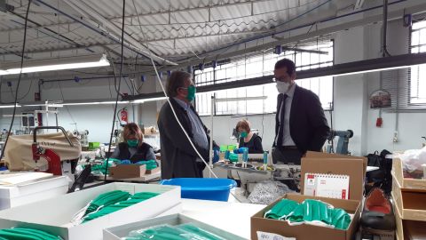 Talleres y empresas locales est&aacute;n fabricando mascarillas caseras para los menores de Elda.