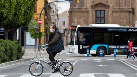 Un ciclista en M&aacute;laga durante el estado de alarma
