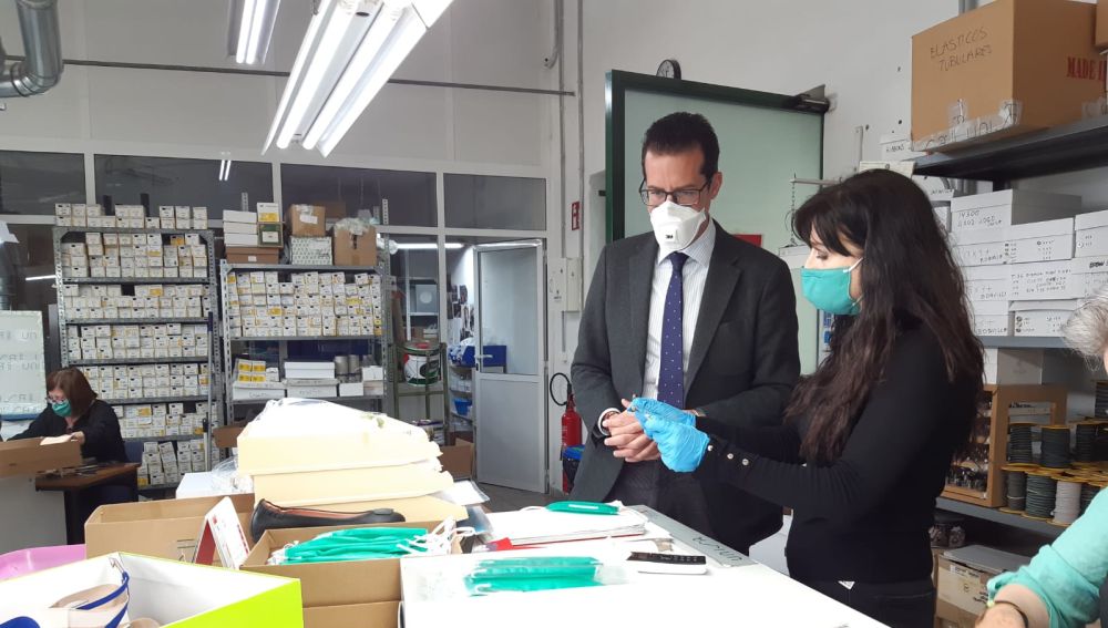 Rubén Alfaro, alcalde de Elda, revisa la fabricación de las mascarillas infantiles que serán repartidas entre los menores de la localidad.