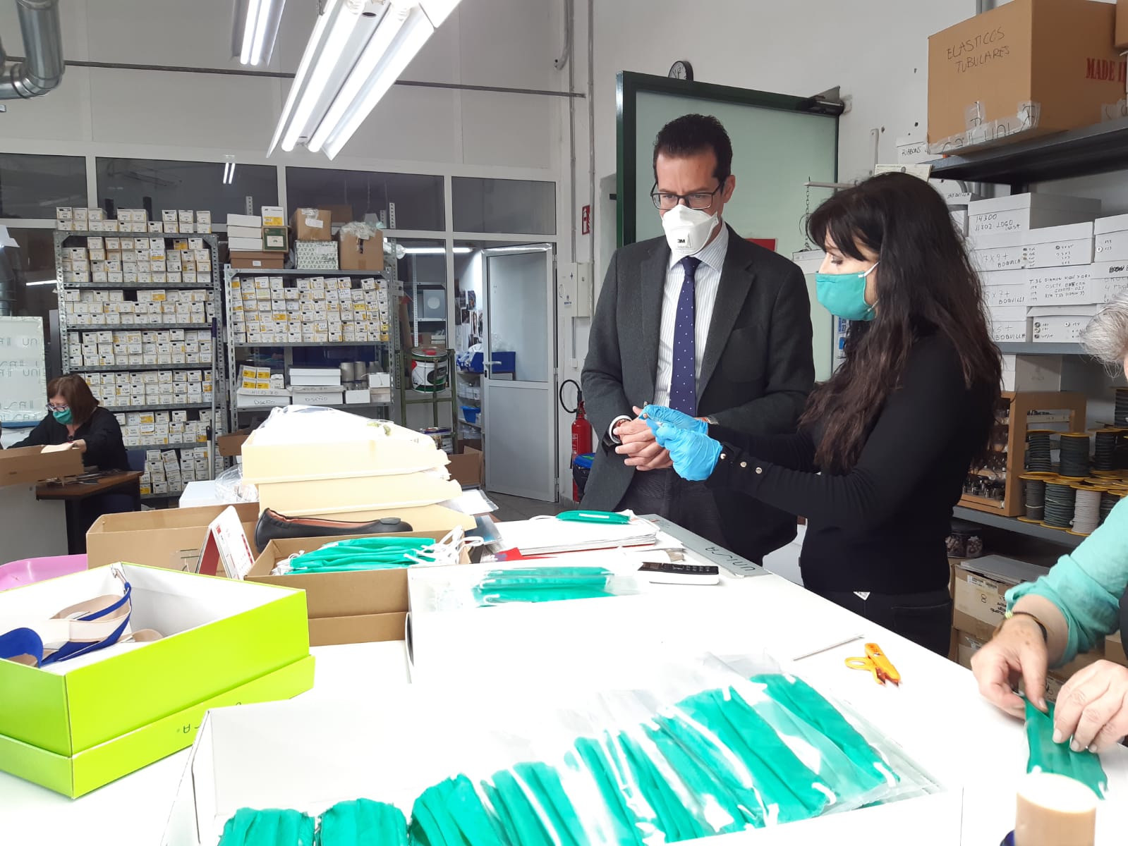 El Ayuntamiento de Elda reparte 7000 mascarillas infantiles confeccionadas por empresas y talleres locales El Ayuntamiento de Elda reparte 7000 mascarillas infantiles confeccionadas por empresas y talleres locales