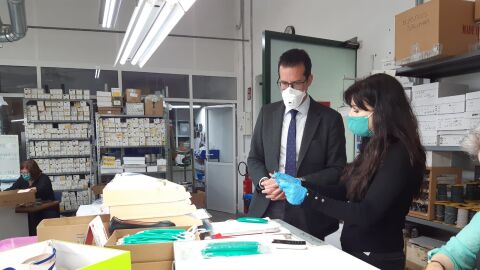 Rub&eacute;n Alfaro, alcalde de Elda, revisa la fabricaci&oacute;n de las mascarillas infantiles que ser&aacute;n repartidas entre los menores de la localidad.