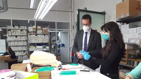 Rubén Alfaro, alcalde de Elda, revisa la fabricación de las mascarillas infantiles que serán repartidas entre los menores de la localidad. Rubén Alfaro, alcalde de Elda, revisa la fabricación de las mascarillas infantiles que serán repartidas entre los menores de la localidad.