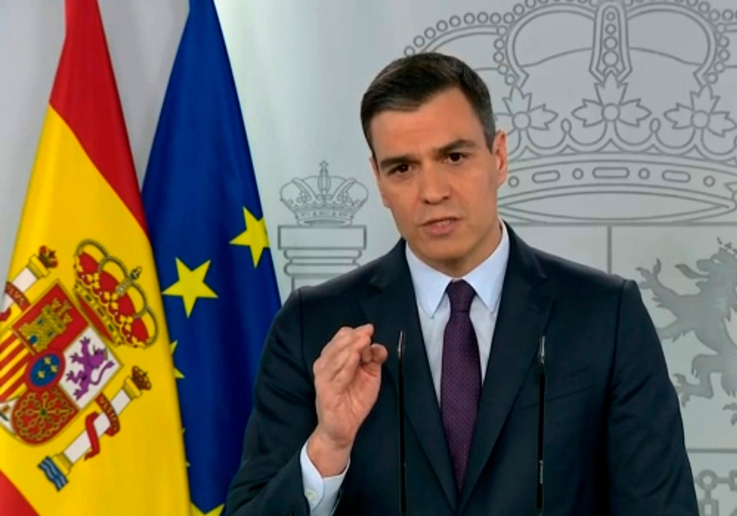 Las preguntas de Amón: "¿Puede estar ocurriendo que el principal experto del Gobierno sea Siri?" Las preguntas de Amón: "¿Puede estar ocurriendo que el principal experto del Gobierno sea Siri?"