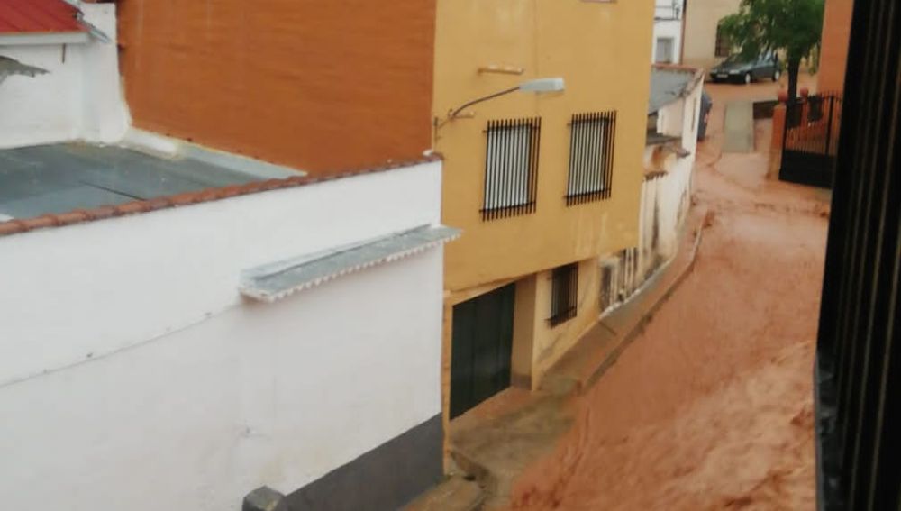 La fuerte tormenta dejó calles anegadas en Carrizosa