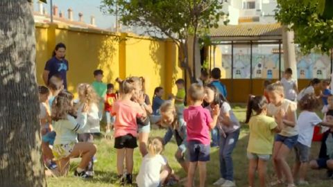 Imatge de nens en un pati d'escola