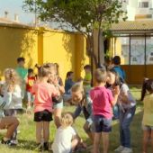 Imatge de nens en un pati d'escola
