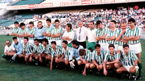 El presidente del Real Betis, Hugo Galera (c, con corbata) durante la presentación del Real Betis Balompié para la temporada 1989-90, en el estadio Benito Villamarín. Hugo Galera, junto con la plantilla, en la presentación de la temporada 1989-90.
