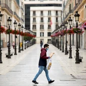 Una persona camina por la calle Larios, en Málaga Una persona camina por la calle Larios, en Málaga