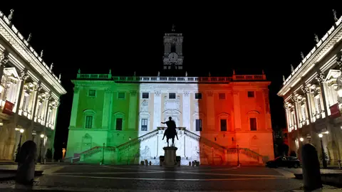 El Ayuntamiento de Roma, iluminado con la bandera italiana El Ayuntamiento de Roma, iluminado con la bandera italiana