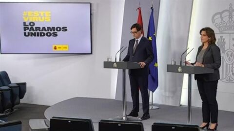 Salvador Illa, ministro de Sanidad, junto a Teresa Ribera, vicepresidenta y ministra de Transici&oacute;n Ecol&oacute;gica, en rueda de prensa
