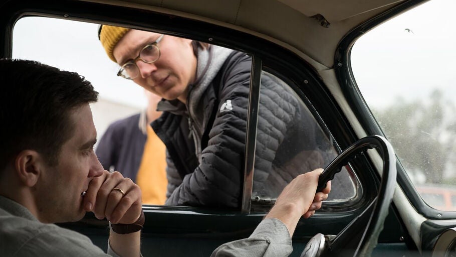 El actor y director Paul Dano observa a Jake Gyllenhaal durante el rodaje de 'Lo que arde con el fuego'
