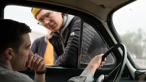 El actor y director Paul Dano observa a Jake Gyllenhaal durante el rodaje de 'Lo que arde con el fuego' El actor y director Paul Dano observa a Jake Gyllenhaal durante el rodaje de 'Lo que arde con el fuego'
