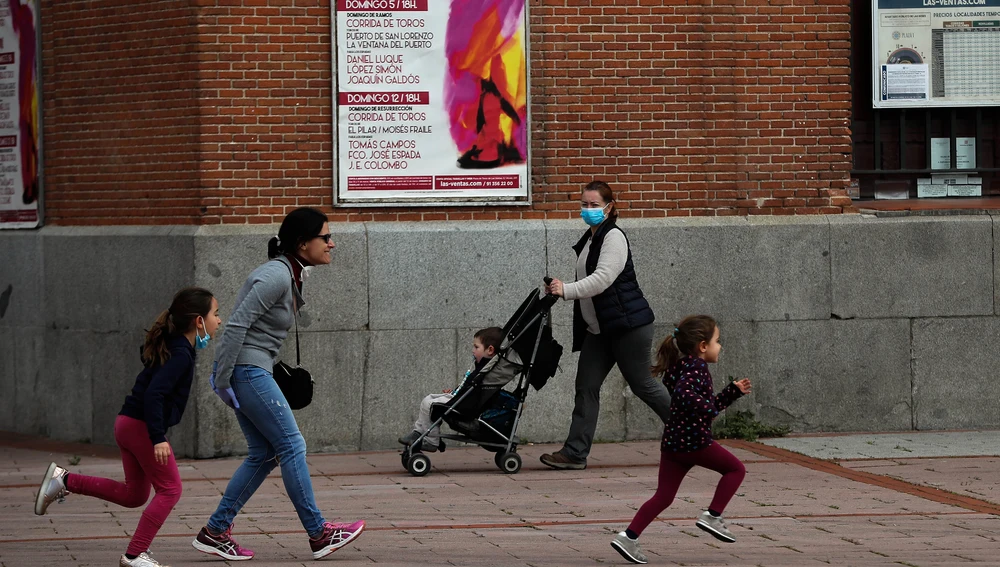Madres pasean con sus hijos en Madrid