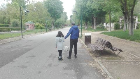 Una niña acompañada de su padre en el Parque de Gasset Una niña acompañada de su padre en el Parque de Gasset