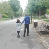 Una niña acompañada de su padre en el Parque de Gasset